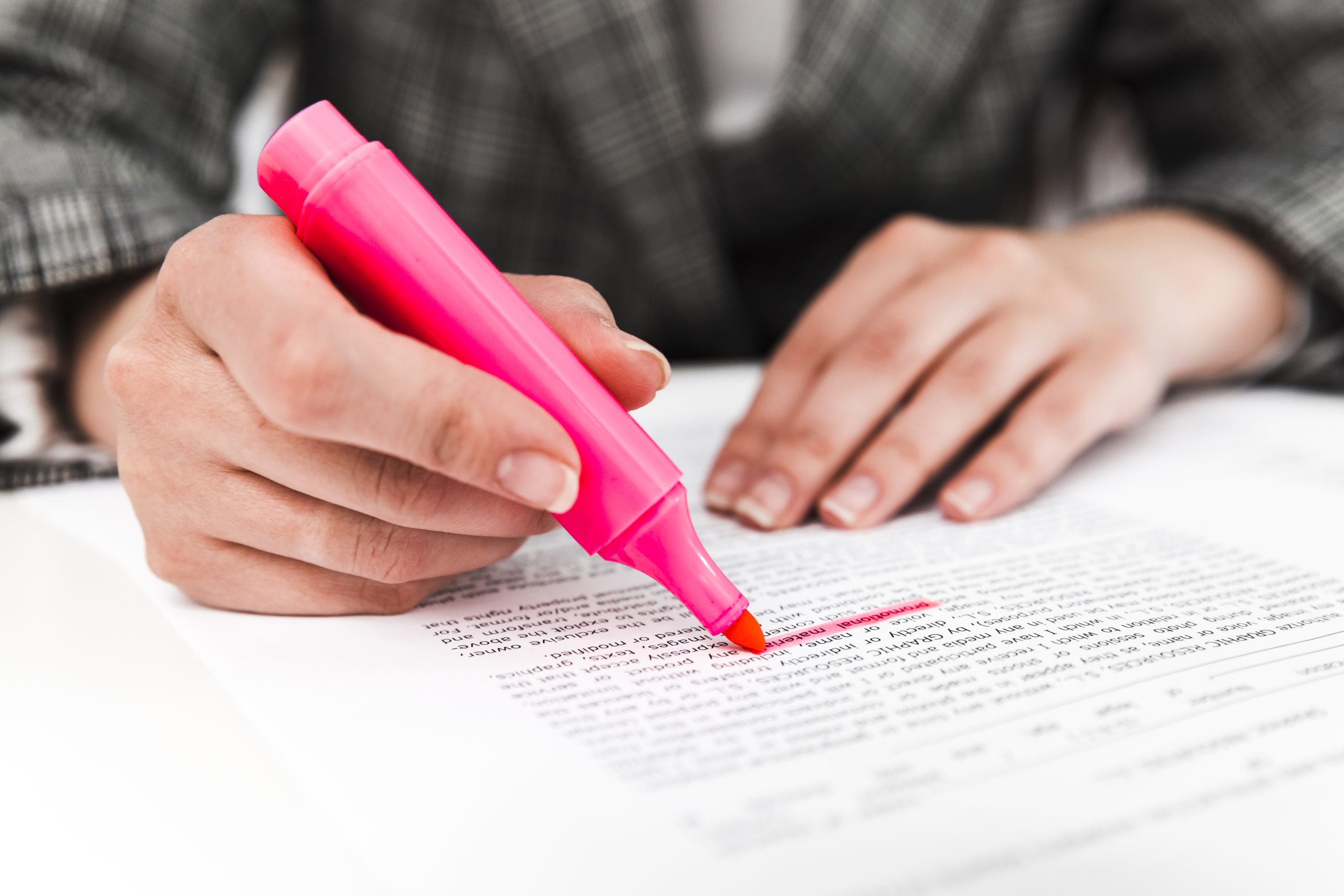 empresaria trabajando en un escritorio de oficina