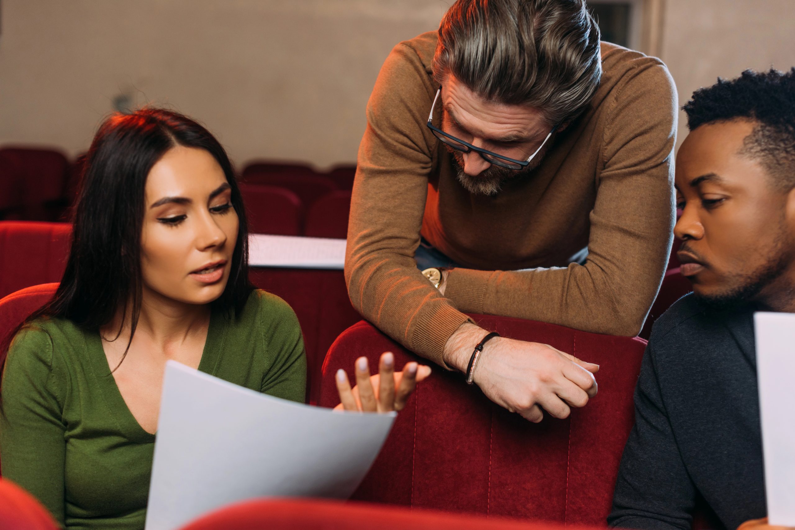 guionista revisando los guiones con sus protagonistas