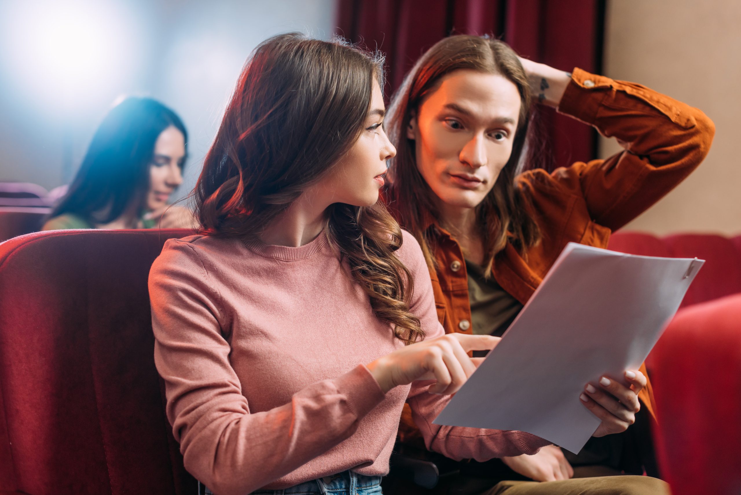 jovenes actores y actrices leyendo y revisando el guion